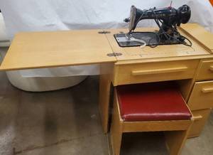 lot 327 image: Antique SINGER Sewing Machine in Cabinet