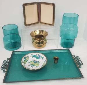 lot 408 image: Vintage Art Deco Vanity Decorative Items