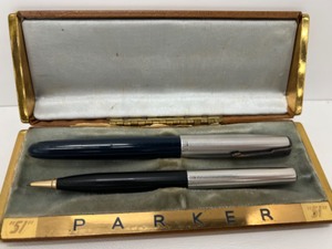 lot 437 image: Vintage PARKER 51 Pen & Pencil Set in Case Black, Silver & Gold