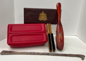 lot 465 image: Vintage Lot of Mens Grooming Vanity Items Including a Dopp Bag, Shoe Horn, Lint Brushes & a Mens Jewelry Box