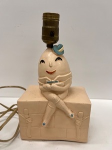 lot 373 image: Vintage Humpty Dumpty Lamp