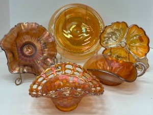 lot 338 image: 5 Vintage Carnival Glass Pieces including Fenton