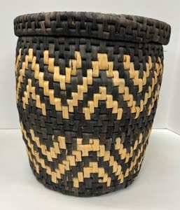 lot 344 image: Vintage Handmade Woven Basket with Lid