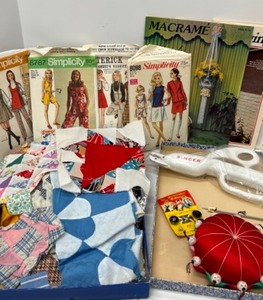 lot 368 image: Vintage Assorted Sewing Notions