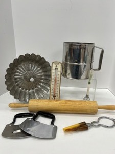 lot 371 image: Assorted Vintage Kitchenwares