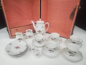 lot 508 image: Vintage 1950s Doll Trunk & Porcelain Childs Tea Set