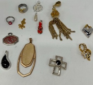 lot 557 image: Lot of Jewelry Necklace PENDANTS & Slides