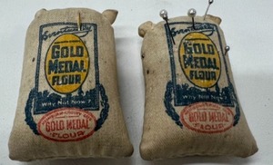 lot 513 image: Vintage Miniature Bags of Gold Medal Flour Pin Cushions Sewing Collectible