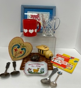 lot 519 image: Vintage Lot of Home Decorating Collectibles