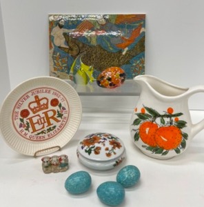 lot 521 image: Vintage Lot of Orange and Turquoise Home Decor and Collectibles