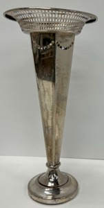 lot 270 image: Vintage SHEFFIELD 318 Silver Bud Vase