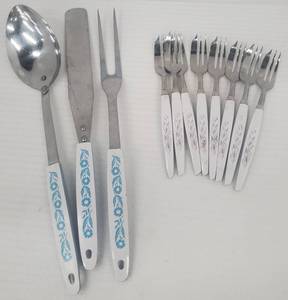 lot 605 image: 8 Pastry Forks Golden Rhapsody by KAYSON & 3 Cornflower Serving Utensils