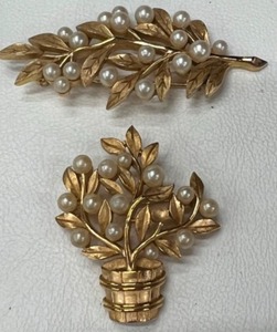 lot 559 image: Vintage CROWN TRIFARI Gold Tone & Faux Pearls ALFRED PHILIPPE Designed Flowered Pins Brooches