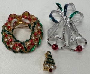 lot 572 image: 3 Vintage Christmas PinsBrooches