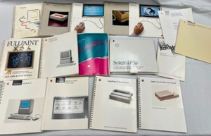 lot 610 image: Vintage Lot of APPLE Macintosh System Books & Disks