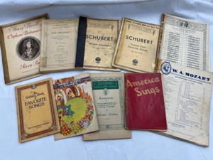 lot 621 image: Vintage Lot of Classical and Folkart CHIOR Books including the Messiah
