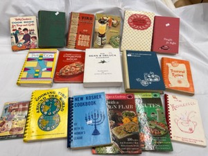 lot 623 image: Huge Lot of COOKBOOKS Vintage & Modern Large Collection