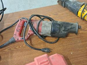 lot 910 image: Milwaukee Sawzall Reciprocating Saw 5527