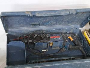 lot 894 image: Bosch Roto-Hammer Bulldog Hammer Drill 11224VSR