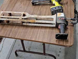 lot 885 image: Royal Adhesives & Sealants Millenium One Step Cordless Battery Powered CaulkAdhesive Applicator