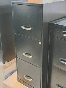 lot 622 image: Metal File Cabinet 3-drawer
