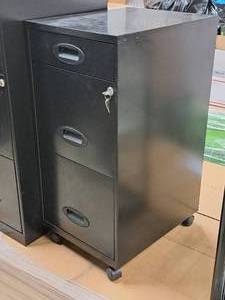 lot 623 image: Metal Rolling Locking File Cabinet 3-drawer with Keys