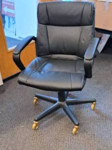 lot 627 image: Rolling Executive  Office Arm Chair
