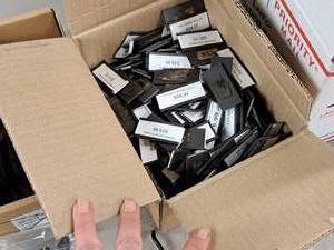 lot 1311 image: Lot of (1 Box) Magnet Price Tag Holder