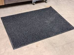 lot 1412 image: Rubber Back Floor Mat 3x4