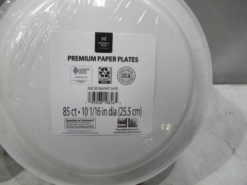 lot 208 image: NEW Winter Themed Plate and Napkin Set