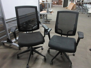 lot 390 image: MESH BACK ADJUSTABLE OFFICE CHAIRS