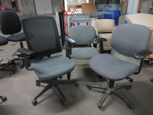 lot 392 image: 3 ASSORTED OFFICE CHAIRS