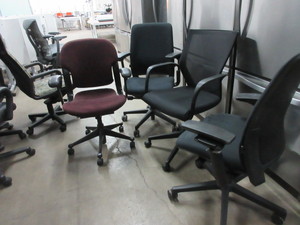 lot 393 image: ASSORTED ADJUSTABLE OFFICE CHAIRS