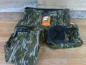 lot 137 image: Mossy Oak Mid Season Sports Afield Hunting Pants-Large