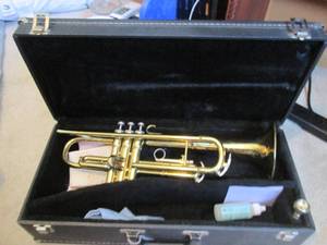Kaine brass-tone trumpet in hardside case