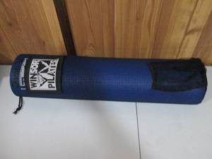 Fold-up yoga mat with netted carrying case