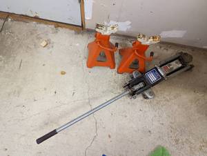 Pair of jack stands with a 2-ton hydraulic floor jack