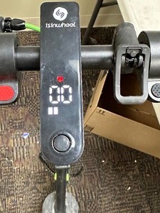 lot 44 image: isinwheel S9 Pro Pneumatic Tire Electric Scooter