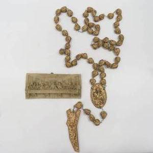 lot 15 image: Heavy Large Wall Hanging Rosary Hand Carved Resin Italy & Last Supper Plaque