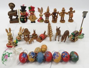 lot 41 image: Vintage Collectible Ornaments, Wood Carved Figures & Animals & More
