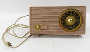 lot 140 image: Vintage Retro Mauve Pink Jetsons 1950s Tube Radio Works