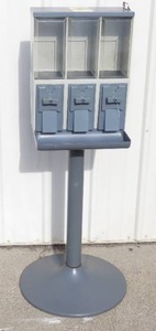 lot 173 image: Vendstar 3000 3-Slot Candy Machine with Key