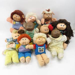lot 231 image: Lot of 11 Vintage Cabbage Patch Kids Dolls - Mostly Koosas and Preemies
