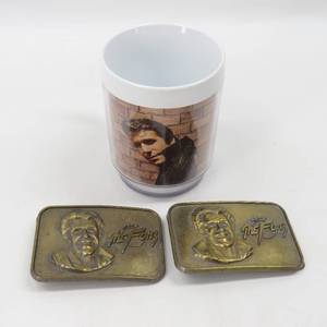 lot 254 image: Vintage The Fonz Dawn Plastic Coffee Cup & Belt Buckles
