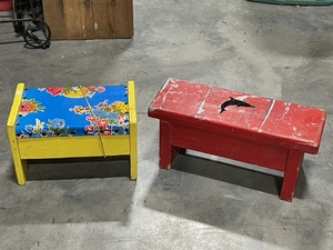 lot 4 image: Decorative Wooden StoolsSteps