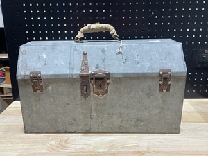 lot 7 image: Vintage Metal Toolbox (see pics for measurements)