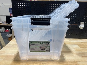 lot 39 image: Greenmade 45 Quart Totes