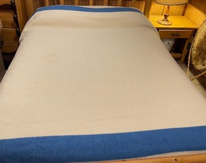 lot 136 image: Hudson Bay 100% Wool Six Point Cream and Blue Blanket