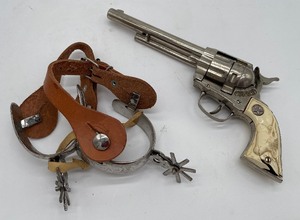 lot 10 image: Vintage Hubley Cowboy Jr. Cap Gun 1950s & Toy Spurs