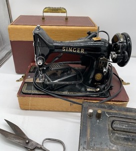 lot 11 image: Vintage Singer Sewing Machine Model 99k Untested